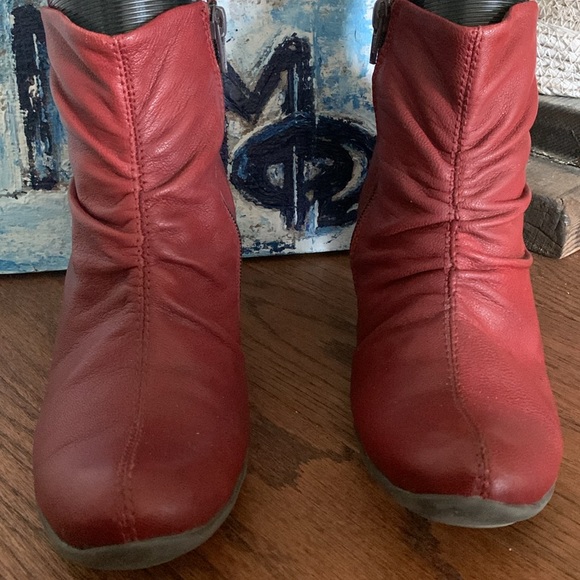 Red Ruched Leather FLY LONDON Sz 39 Ankle Boots side zip in Black - Picture 5 of 14